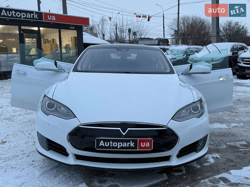 Лифтбек Tesla Model S 2015 в Виннице