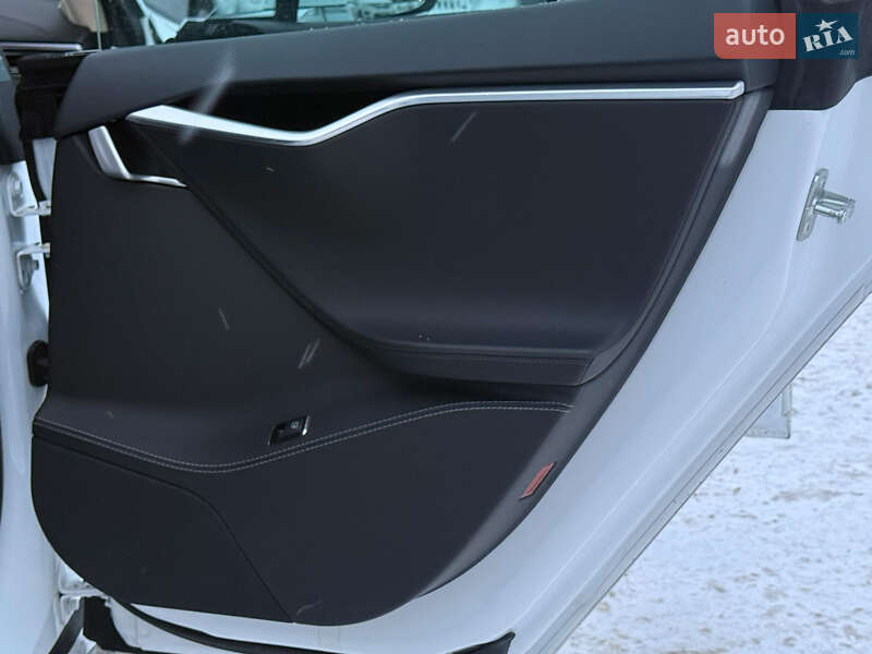 Лифтбек Tesla Model S 2015 в Виннице