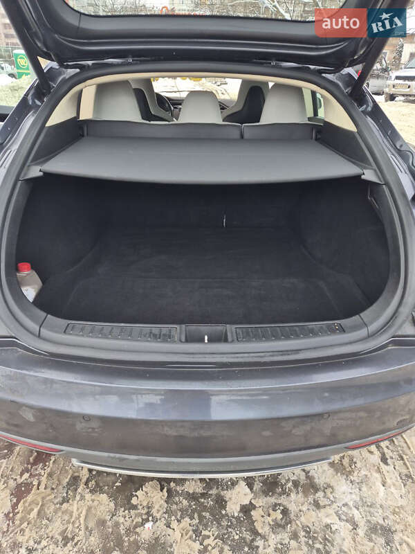 Лифтбек Tesla Model S 2015 в Львове