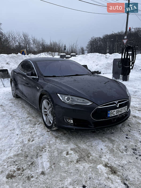 Tesla Model S 2015