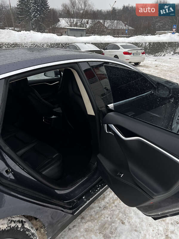 Лифтбек Tesla Model S 2015 в Львове