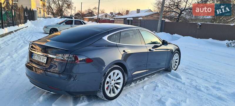 Лифтбек Tesla Model S 2015 в Нововолынске