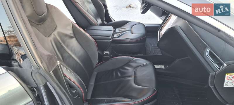 Лифтбек Tesla Model S 2015 в Нововолынске