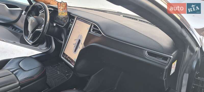 Лифтбек Tesla Model S 2015 в Нововолынске