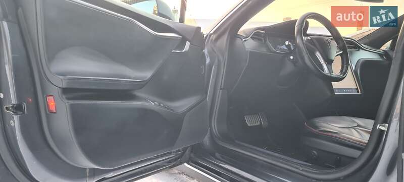 Лифтбек Tesla Model S 2015 в Нововолынске