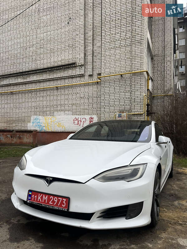 Лифтбек Tesla Model S 2016 в Львове