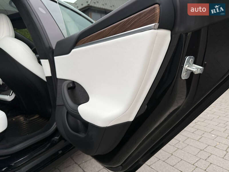 Лифтбек Tesla Model S 2023 в Стрые