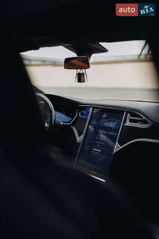 Лифтбек Tesla Model S 2017 в Львове