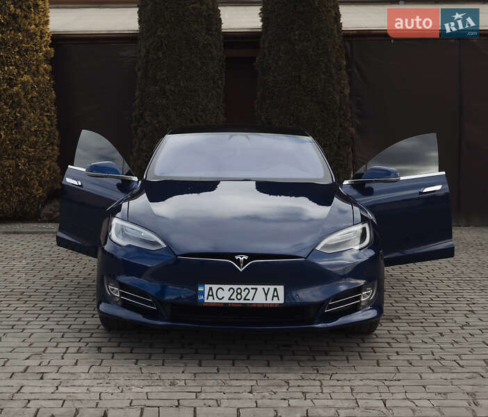 Лифтбек Tesla Model S 2017 в Львове