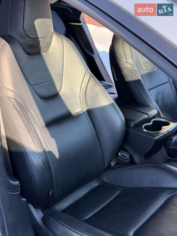 Ліфтбек Tesla Model S 2016 в Володимирі