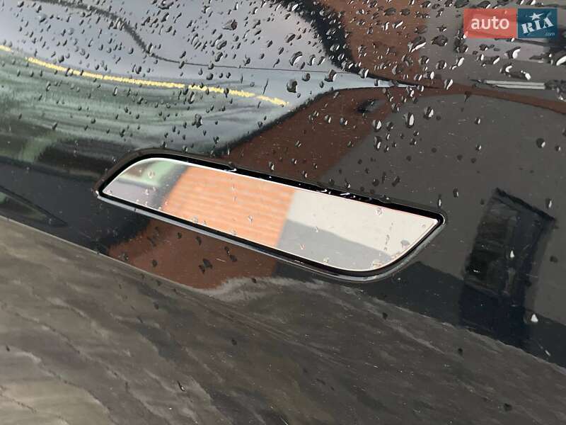Лифтбек Tesla Model S 2019 в Киеве фото 14 Лифтбек Tesla Model S 2019 в Киеве