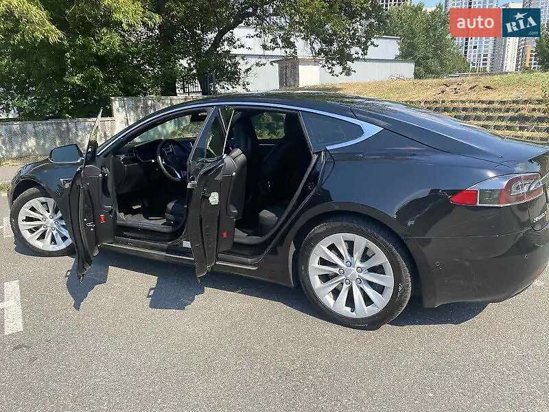 Лифтбек Tesla Model S 2016 в Киеве
