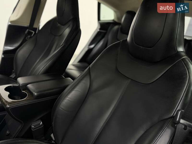 Лифтбек Tesla Model S 2015 в Дрогобыче