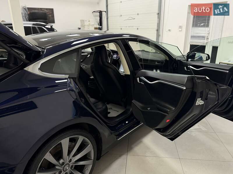 Лифтбек Tesla Model S 2015 в Дрогобыче
