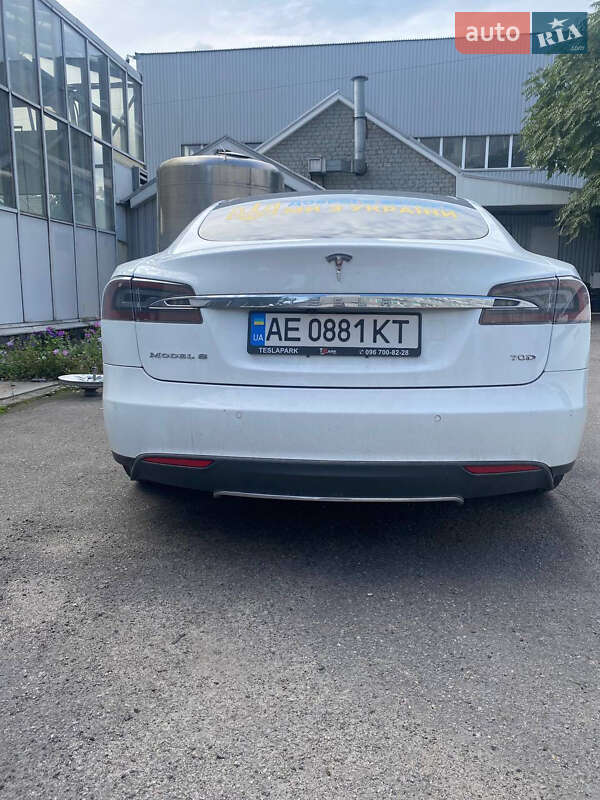Ліфтбек Tesla Model S 2015 в Дніпрі фото 14 Ліфтбек Tesla Model S 2015 в Дніпрі