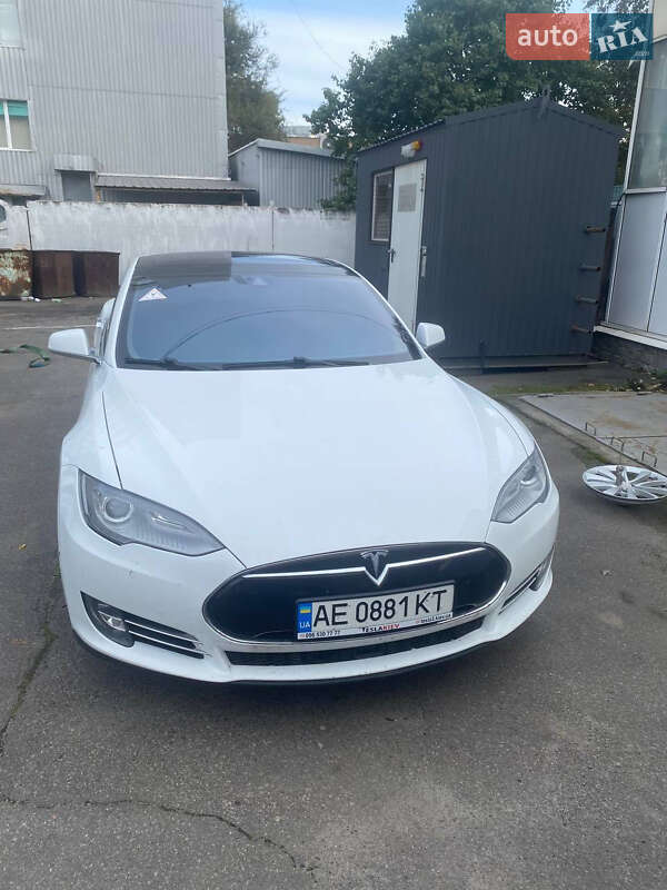Ліфтбек Tesla Model S 2015 в Дніпрі фото 26 Ліфтбек Tesla Model S 2015 в Дніпрі