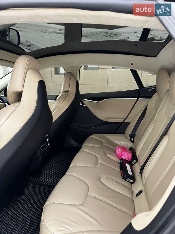 Ліфтбек Tesla Model S 2017 в Кривому Розі