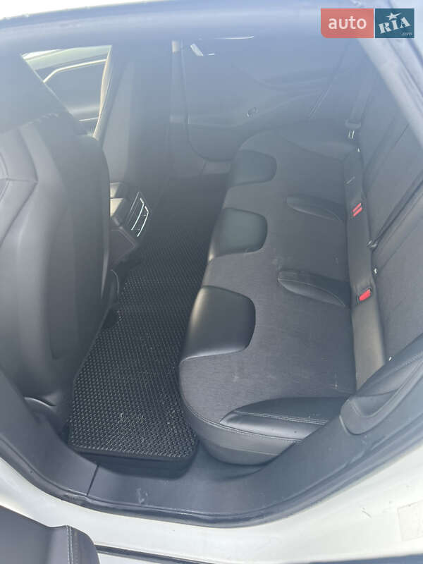 Ліфтбек Tesla Model S 2015 в Бродах