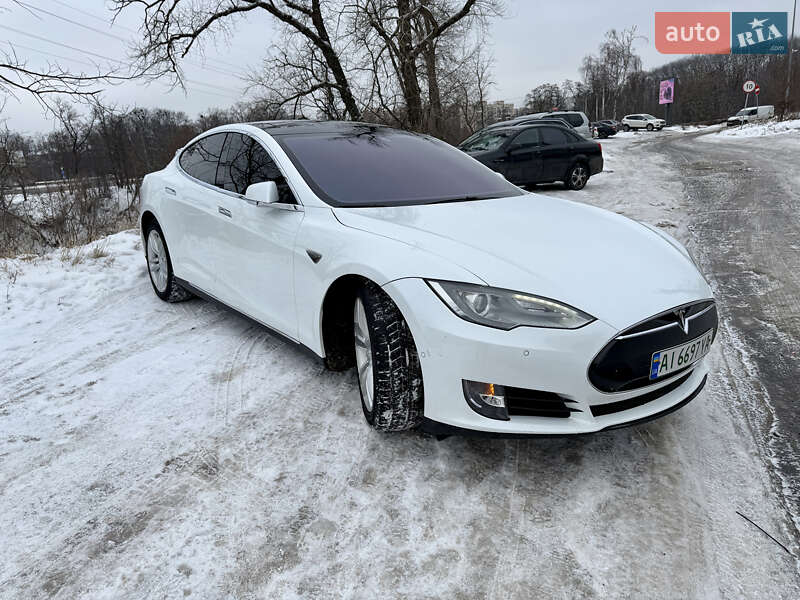 Лифтбек Tesla Model S 2015 в Киеве