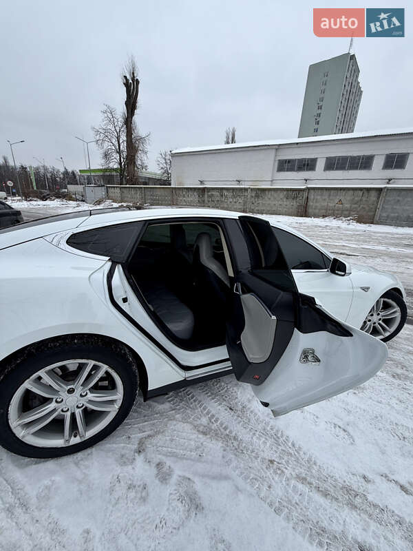 Лифтбек Tesla Model S 2015 в Киеве