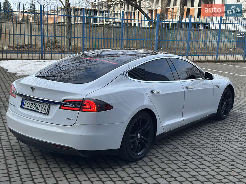 Лифтбек Tesla Model S 2016 в Ужгороде