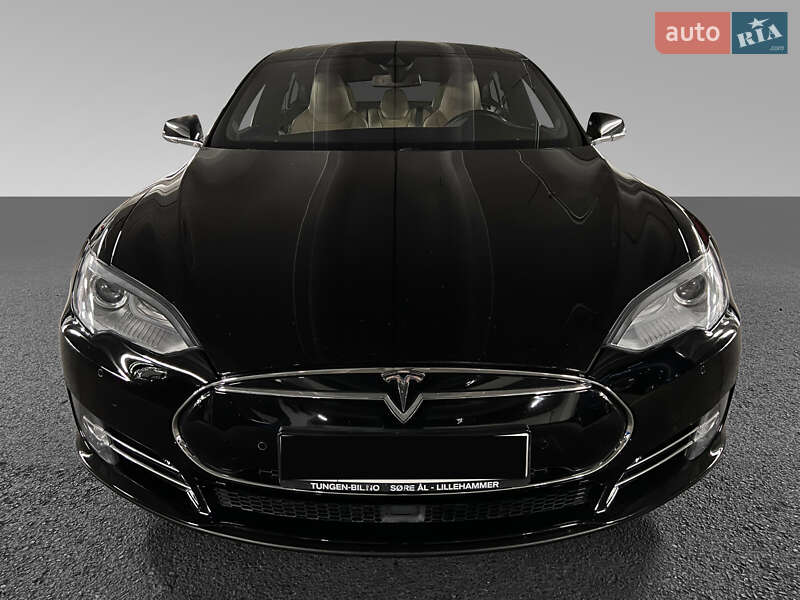 Лифтбек Tesla Model S 2015 в Луцке