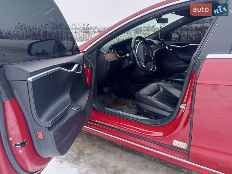 Лифтбек Tesla Model S 2016 в Новояворовске