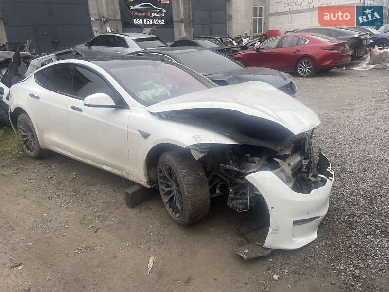 Лифтбек Tesla Model S 2021 в Виннице