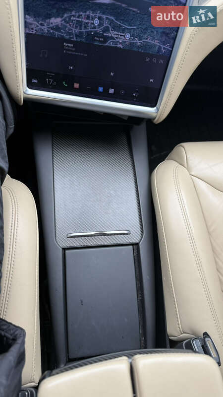 Ліфтбек Tesla Model S 2017 в Чернівцях
