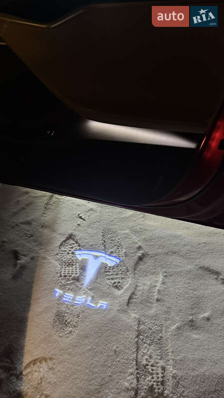 Ліфтбек Tesla Model S 2017 в Чернівцях