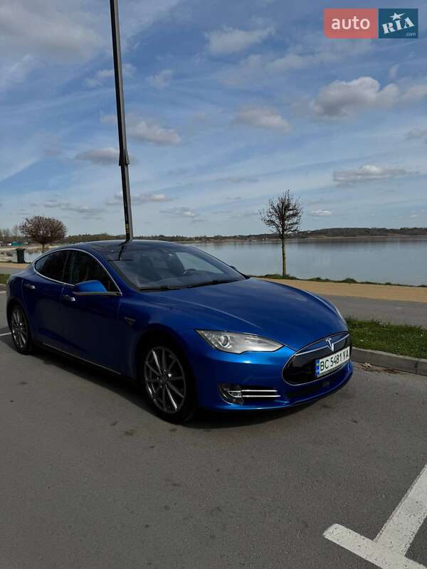 Лифтбек Tesla Model S 2015 в Буске