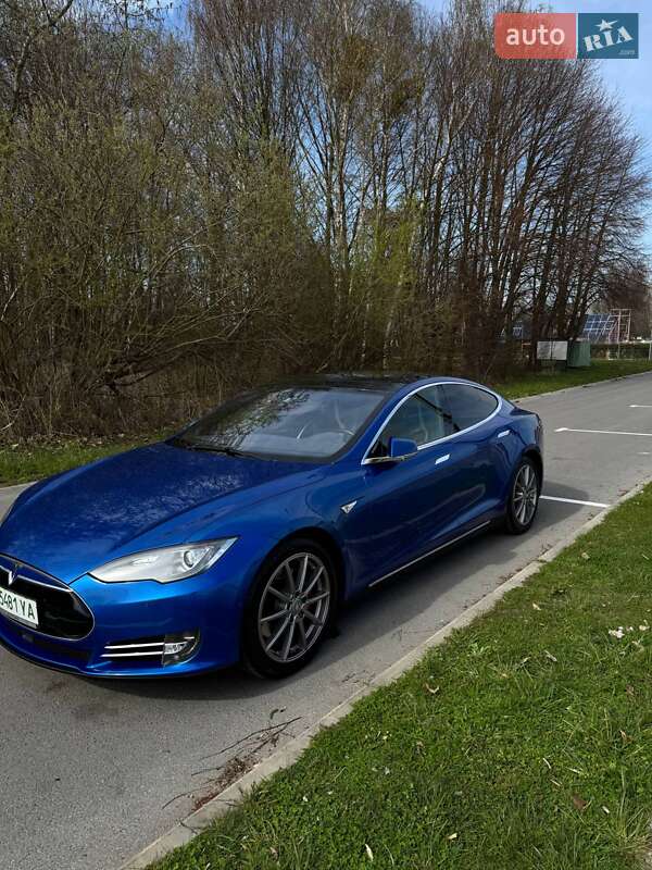 Лифтбек Tesla Model S 2015 в Буске
