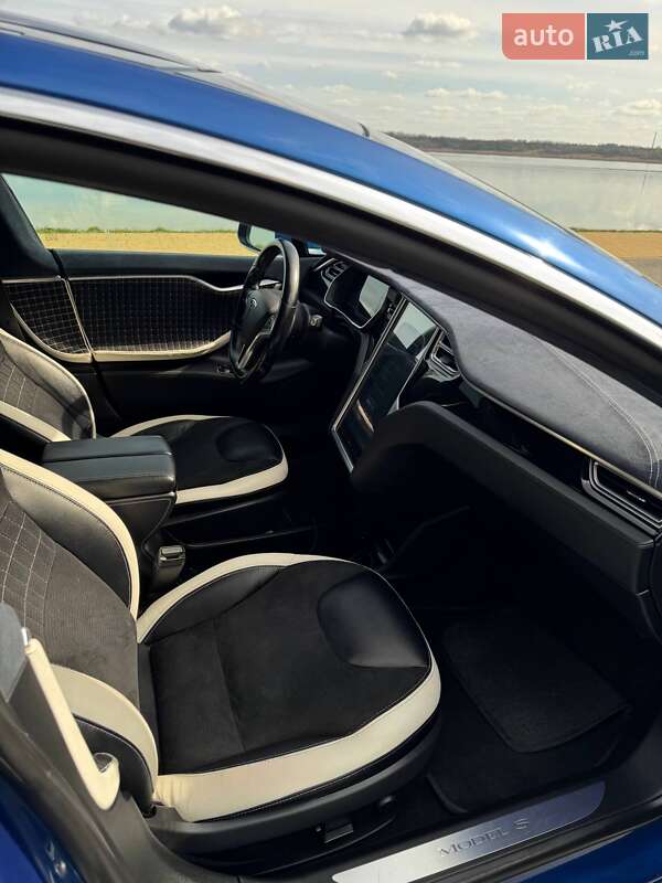 Лифтбек Tesla Model S 2015 в Буске