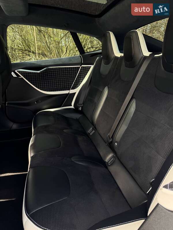 Лифтбек Tesla Model S 2015 в Буске