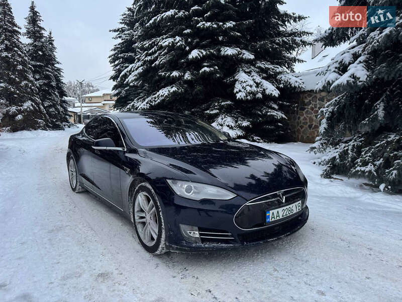 Лифтбек Tesla Model S 2015 в Киеве