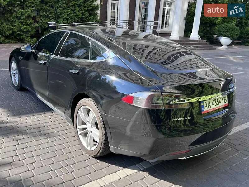 Лифтбек Tesla Model S 2016 в Киеве