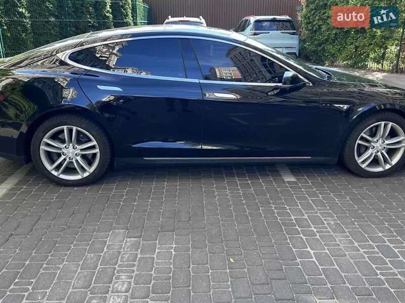 Лифтбек Tesla Model S 2016 в Киеве