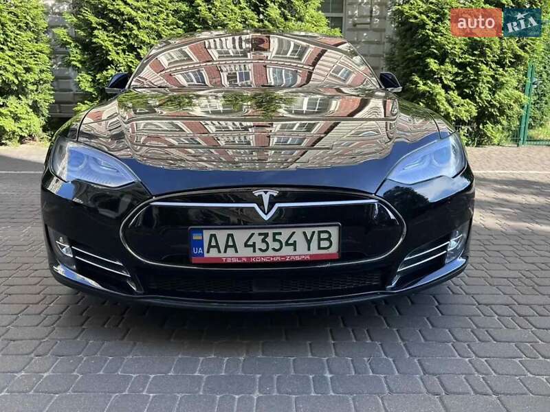 Лифтбек Tesla Model S 2016 в Киеве