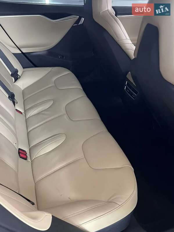 Лифтбек Tesla Model S 2016 в Киеве