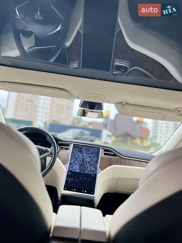 Ліфтбек Tesla Model S 2017 в Івано-Франківську