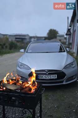 Лифтбек Tesla Model S 2015 в Ровно