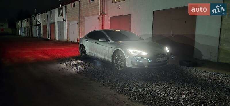 Лифтбек Tesla Model S 2015 в Ровно