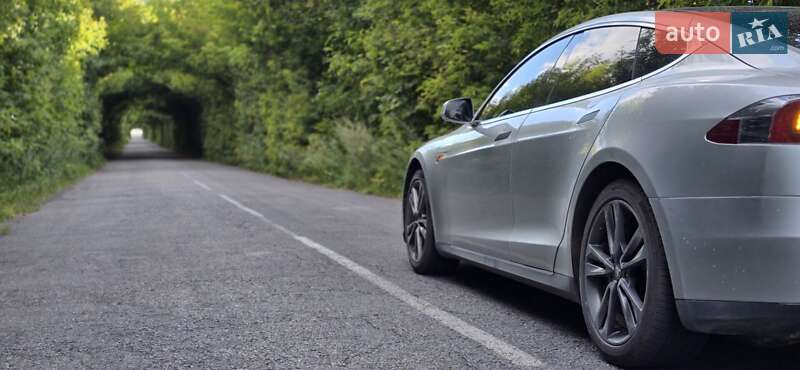 Лифтбек Tesla Model S 2015 в Ровно