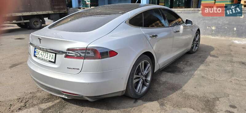 Лифтбек Tesla Model S 2015 в Ровно