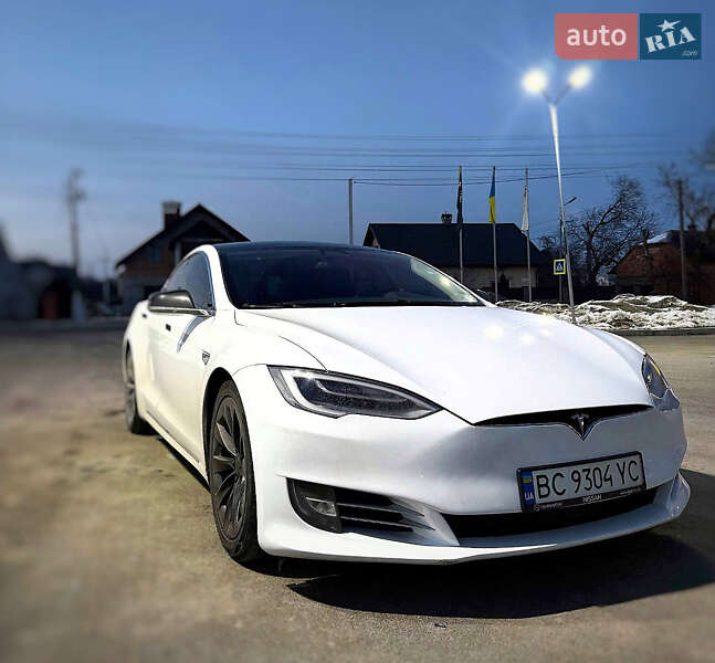 Ліфтбек Tesla Model S 2016 в Львові