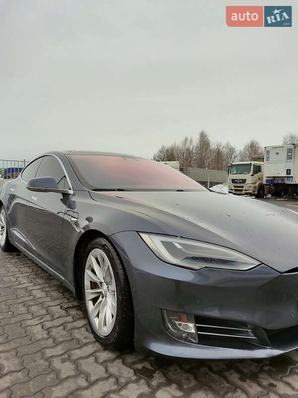 Ліфтбек Tesla Model S 2016 в Сарнах