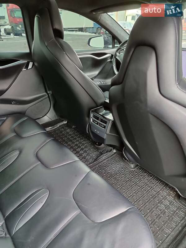 Ліфтбек Tesla Model S 2016 в Сарнах