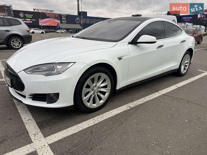 Лифтбек Tesla Model S 2015 в Киеве