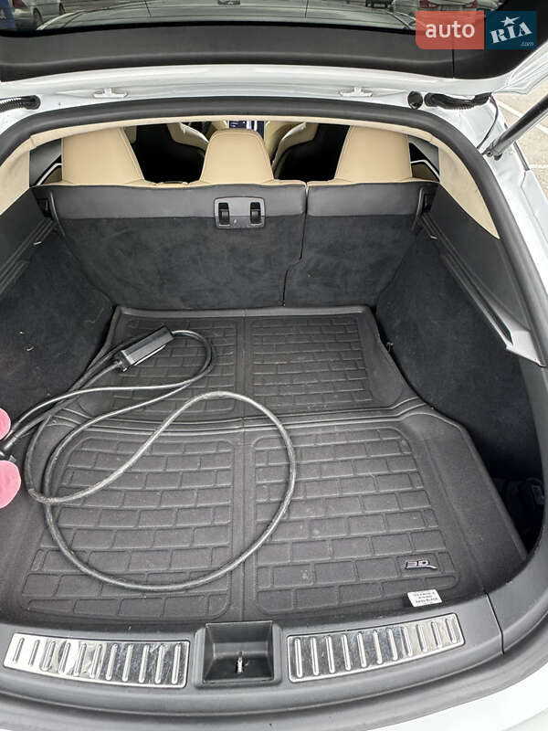 Лифтбек Tesla Model S 2015 в Киеве