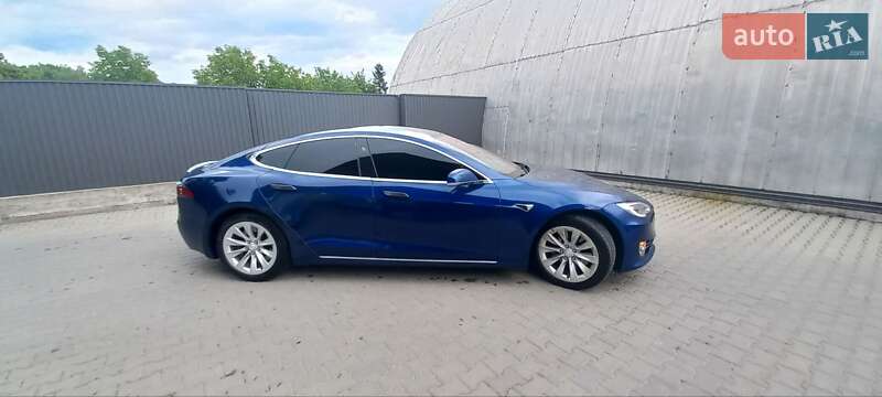 Ліфтбек Tesla Model S 2017 в Косові